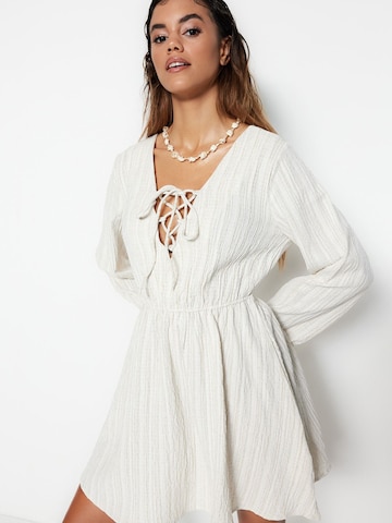 Trendyol Kleid in Weiß