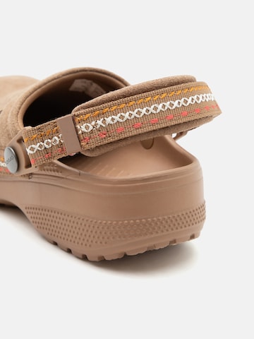 Clogs di Crocs in marrone