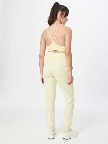 Effilé Pantalon Urban Classics en jaune