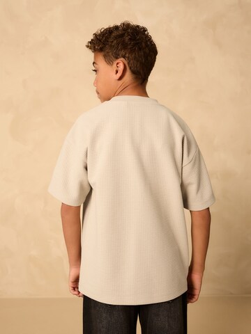 Tricou de la Next pe gri
