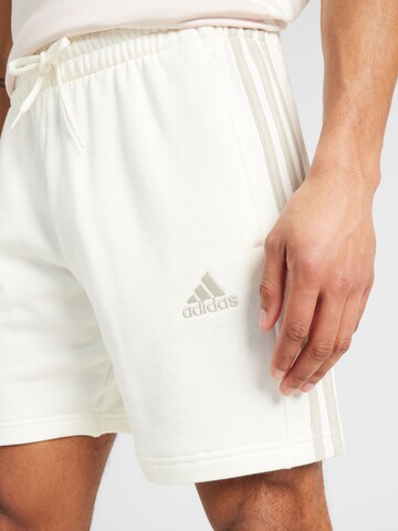 ADIDAS SPORTSWEAR Normalny krój Spodnie sportowe 'Essentials' w kolorze biały