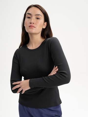 MELA T-shirt 'MEHAR' i svart: framsida