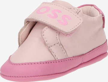 BOSS Kidswear Botičky pro první krůčky – pink: přední strana