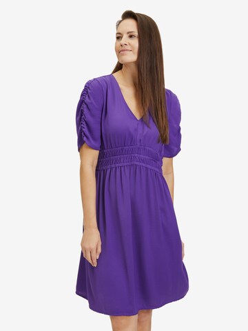 Robe d’été Vera Mont en violet : devant