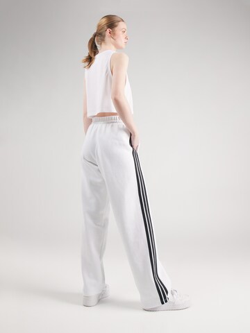 Loosefit Pantaloni sportivi di ADIDAS SPORTSWEAR in bianco