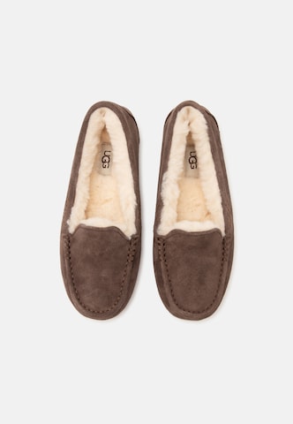 UGG - Mocasines 'ANSLEY' en marrón