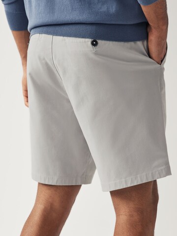 regular Pantaloni chino di Next in grigio