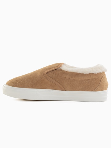 Minnetonka Slip-Ons 'Wilder' in Brown: front