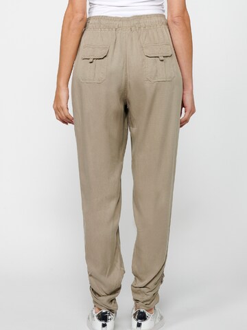 Loosefit Pantaloni sportivi di KOROSHI in grigio