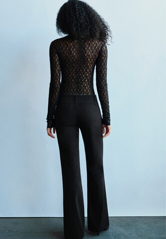 Flared Pantaloni di Pull&Bear in nero