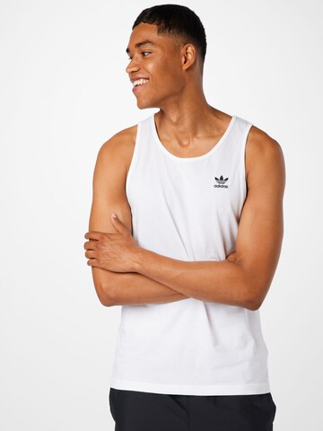 ADIDAS ORIGINALS - Camisa 'Adicolor Essentials Trefoil' em branco: frente