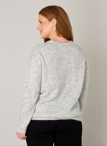 BASE LEVEL CURVY Pullover in Grau