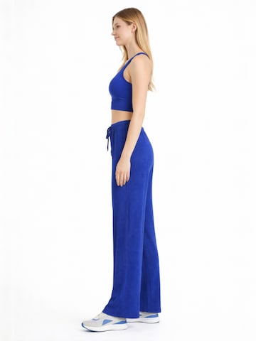 Wide Leg Pantalon 'FLORYN – Palazzohose Crinkle' fashionshowcase en bleu