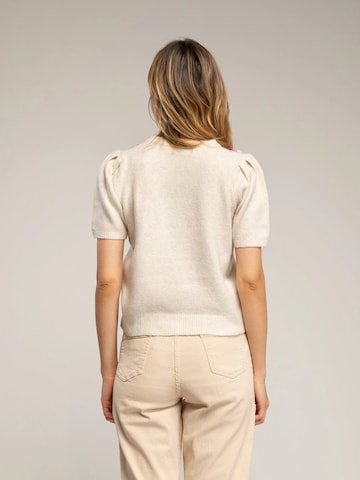 Tantra - Jersey 'Jersey de manga corta con flores bordadas y frunce en el hombro (BEIGE)' en beige