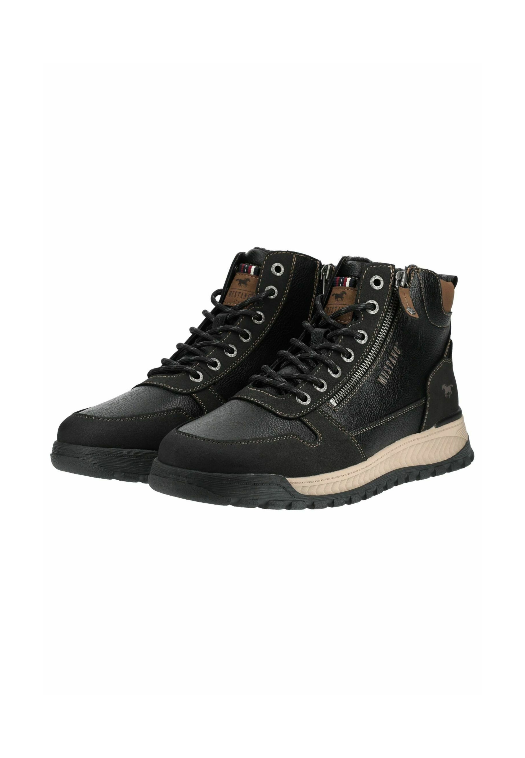 MUSTANG - Botas con cordones en negro