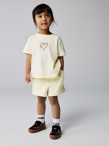 smALLSAINTS Set: T-Shirt und Shorts in Gelb