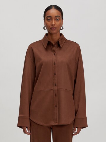 EDITED Blouse 'Chadia' in Bruin: voorkant