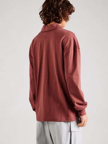 Nike Sportswear - Camiseta 'Essential' en rojo