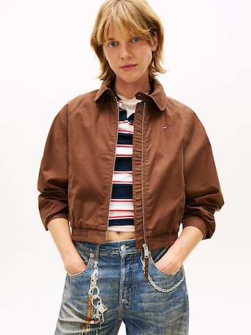 Tommy Jeans Tussenjas in Bruin: voorkant