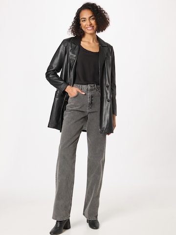 Top 'VERA' di PIECES in nero