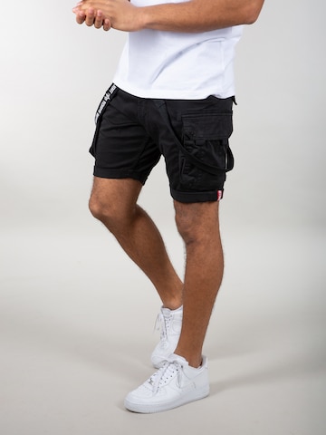 ALPHA INDUSTRIES Tapered Shorts in Schwarz