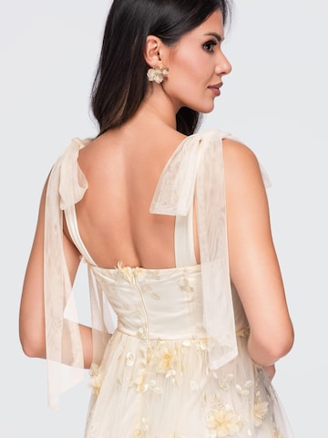 Rochie de seară de la Ombre pe bej