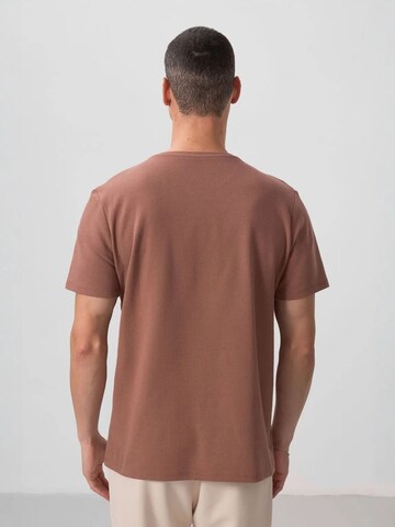 Tommy Life Shirt in Brown
