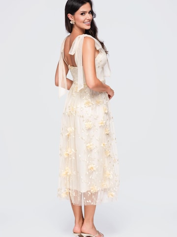 Rochie de seară de la Ombre pe bej