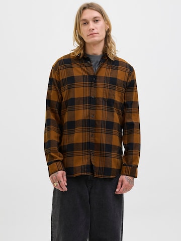 Coupe regular Chemise JACK & JONES en marron : devant