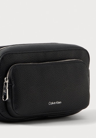 Calvin Klein Τσάντα ώμου σε μαύρο: μπροστά