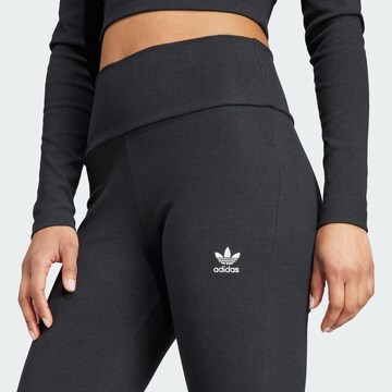 Evazați Pantaloni 'Essentials' de la ADIDAS ORIGINALS pe negru