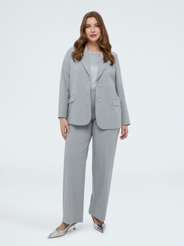 Fiorella Rubino Regular Pants in Grey: front