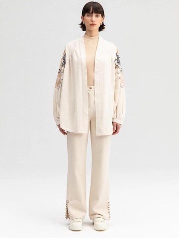 Veste mi-saison 'Embroidered Linen Kimono Jacket' Touché Privé en beige