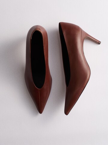 The Set Pumps in Brown