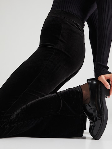 VILA Rozkloszowany krój Spodnie 'KATJA' w kolorze czarny