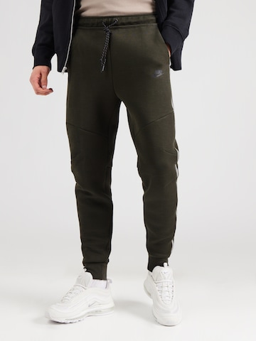Effilé Pantalon Nike Sportswear en vert : devant