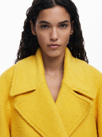 Cappotto invernale di Desigual in giallo
