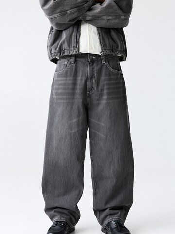 Pull&Bear Wide leg Jeans i grå: framsida
