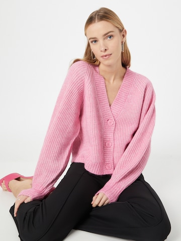 Geacă tricotată 'Valarie' de la Gina Tricot pe roz: față