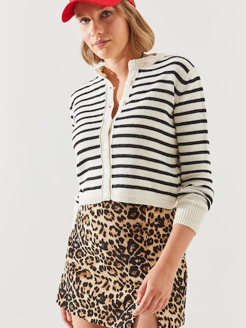 Bianco Lucci Neuletakki värissä beige: etupuoli