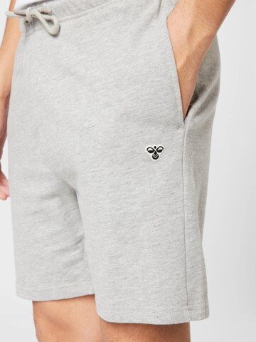 Hummel Regular Shorts 'Fred' in Grau