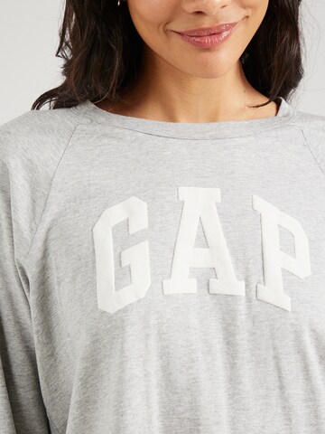 Tricou de la GAP pe gri