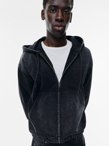 Hanorac de la Pull&Bear pe negru: față