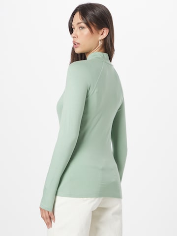 Tricou 'Eleanor' de la Aligne pe verde