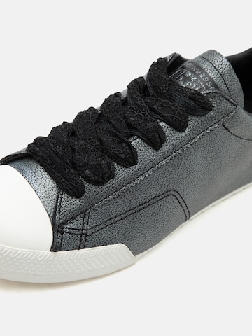 Sneaker low 'Delivered Duty Paid' de la CONVERSE pe negru