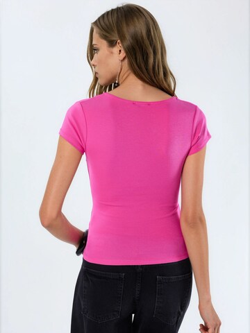 Busem T-Shirt in Pink