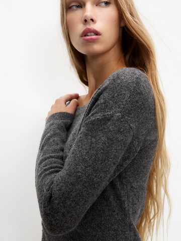 Pull&Bear Stickad klänning i grå