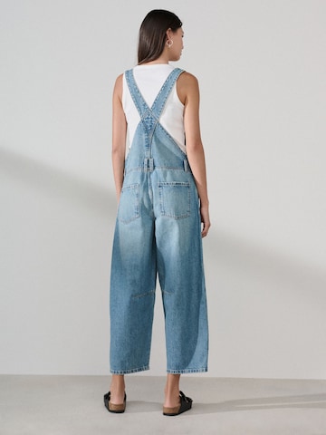 Barrel Jeans con pettorina di Next in blu