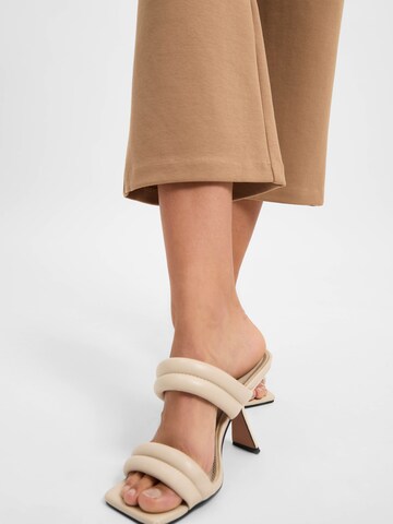 Marie Lund Loosefit Broek in Bruin