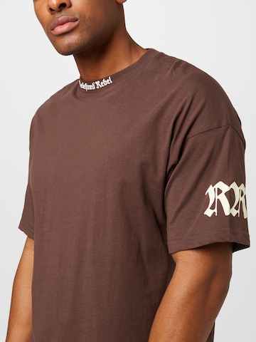 Redefined Rebel Koszulka 'Otis' w kolorze brązowy
